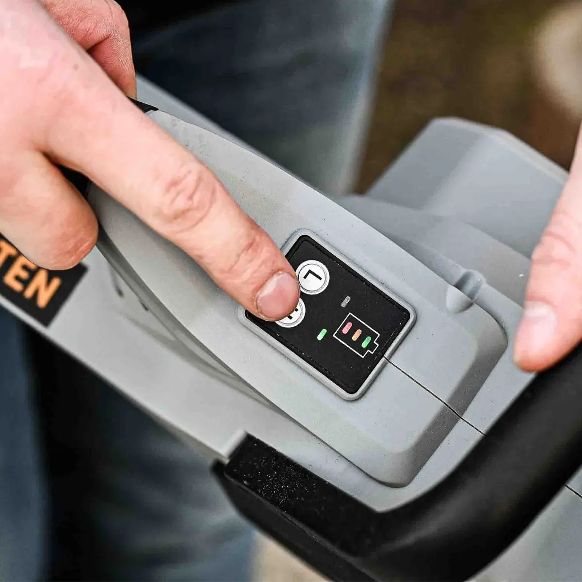 Piła akumulatorowa 12 cali BESTEN BE0002893 - system smarowania